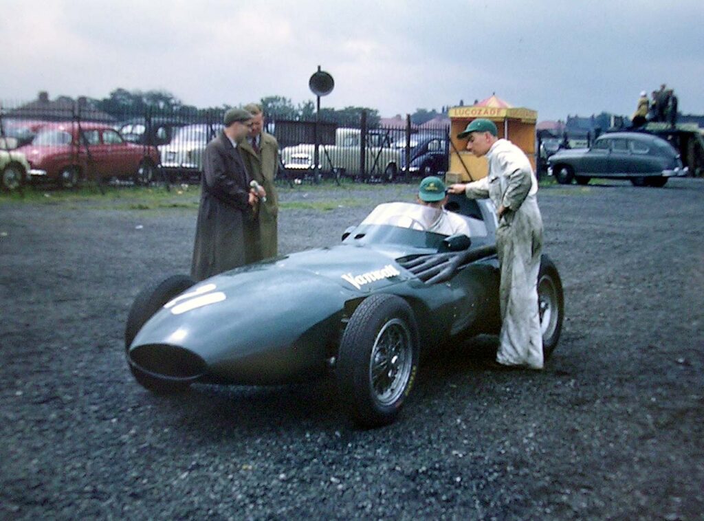 La Vanwall VW5 en préparation sur le circuit d'Aintree, juste avant sa victoire lors du Grand prix de G-B 1957. En route pour l'histoire. Terry Whalebone
