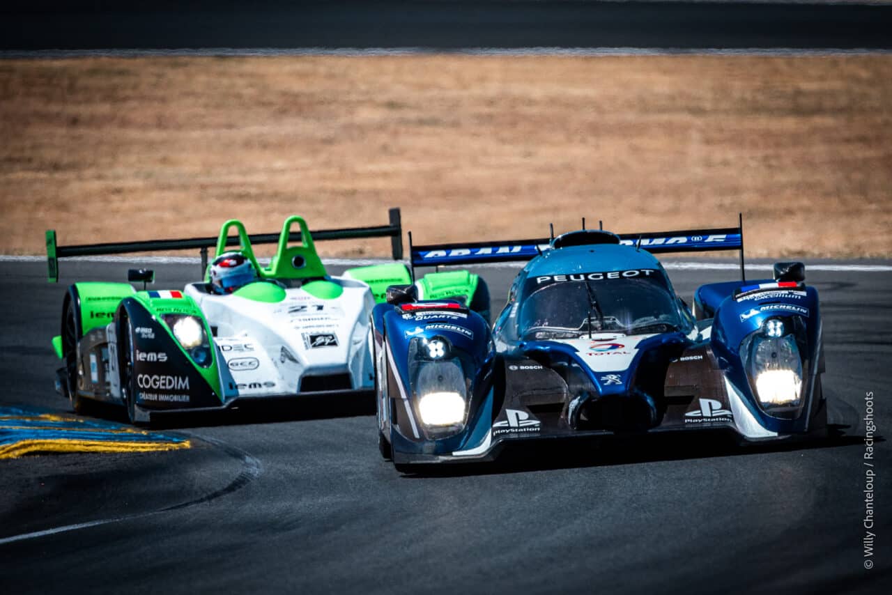 Ambiance moderne, incarnée notamment par les Peugeot 908.