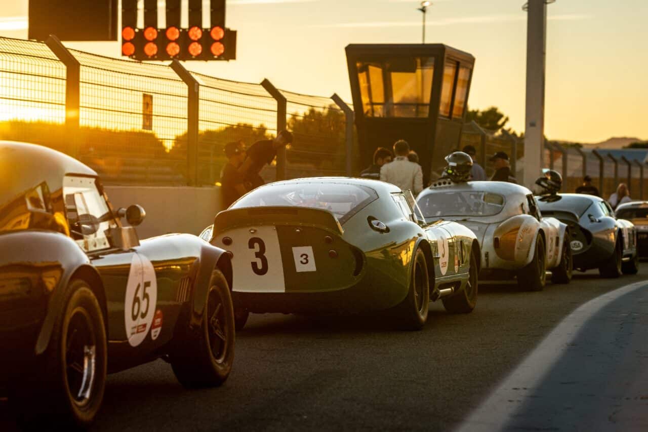 La obra Daytona Coupe d'Armand Mille, avec le soleil couchant sur le Circuit Paul Ricard